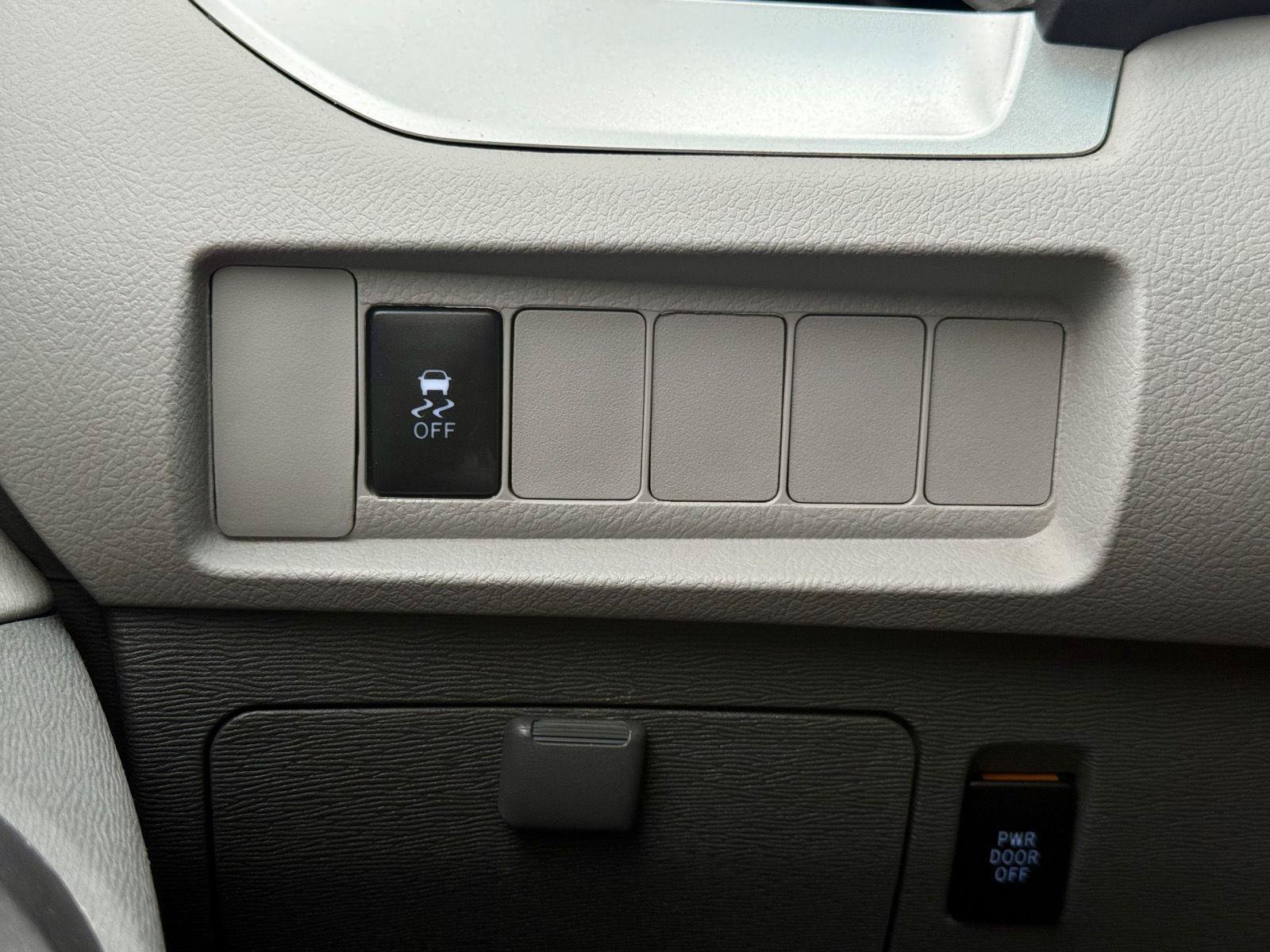 Used 2015 Toyota Sienna LE FWD image 17