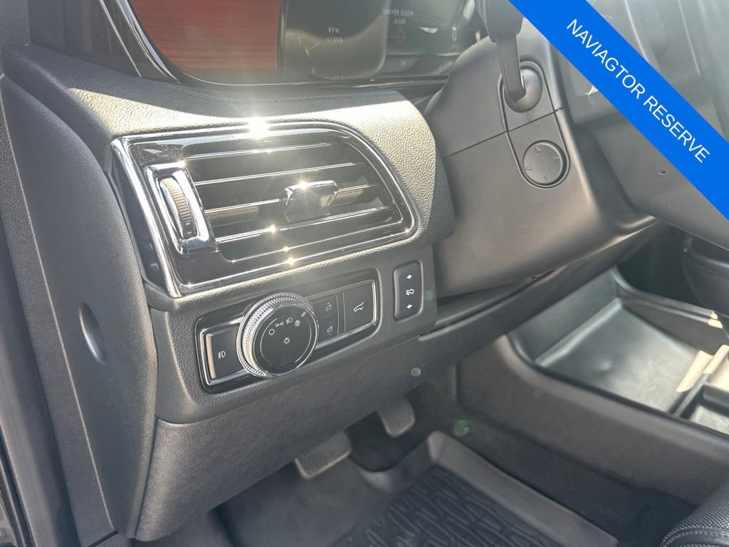Used 2018 Lincoln Navigator Reserve w/ Technology Package AWD/4WD image 12