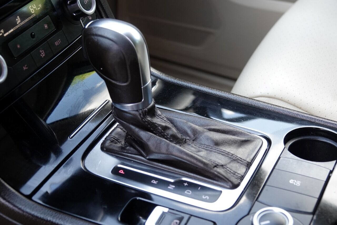 Used 2012 Volkswagen Touareg Sport image 39