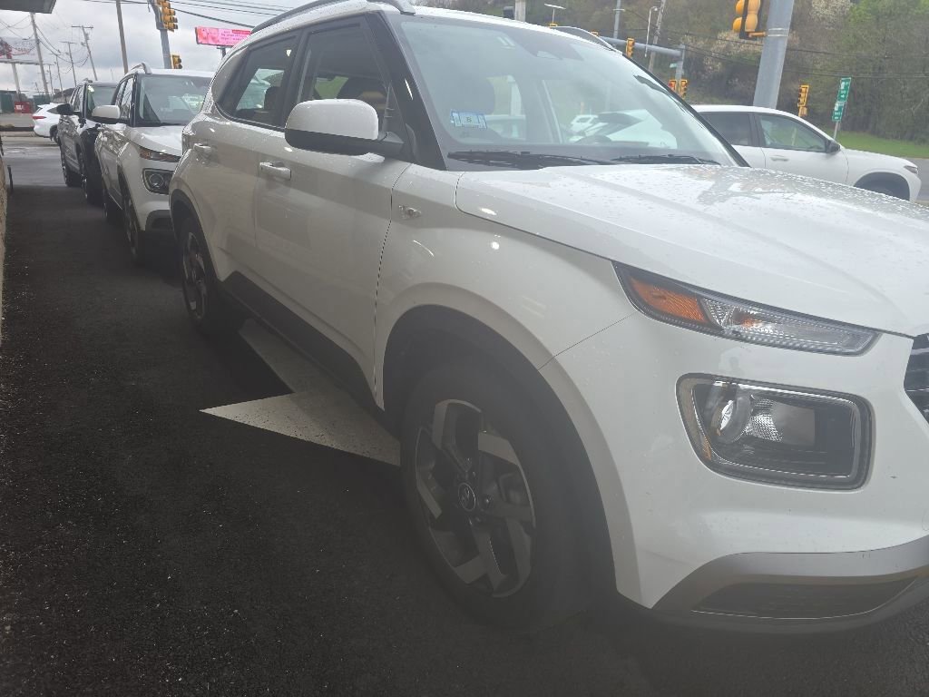 Used 2025 Hyundai Venue SEL FWD image 3