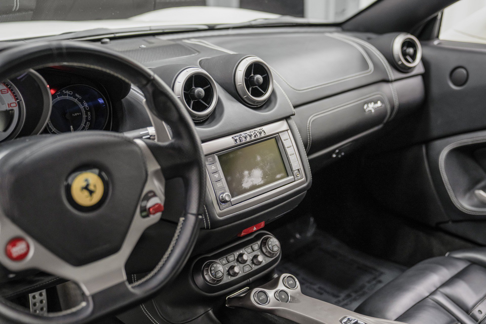 Used 2014 Ferrari California image 21