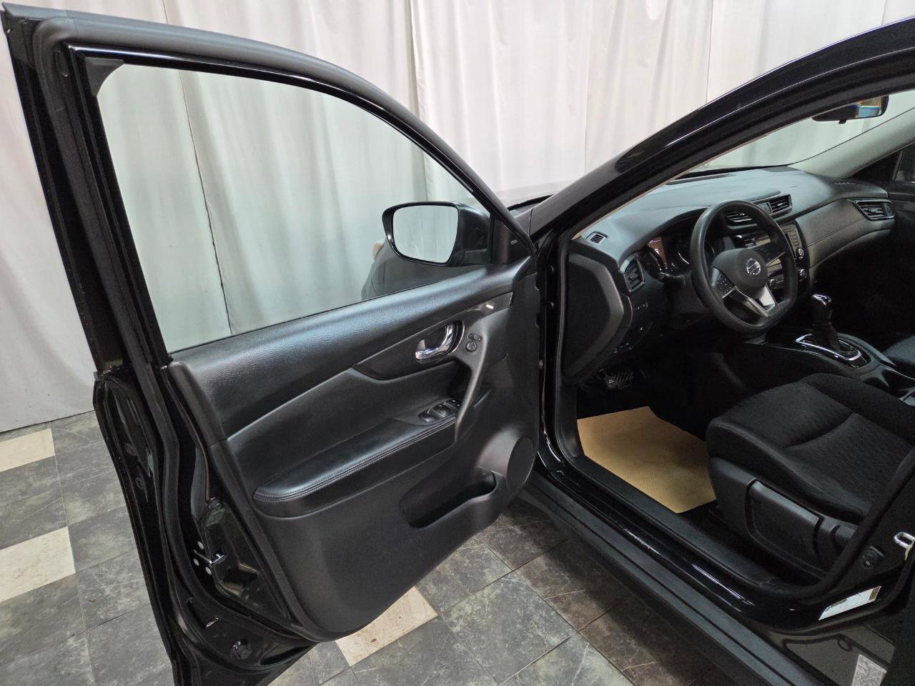 Used 2018 Nissan Rogue S image 9