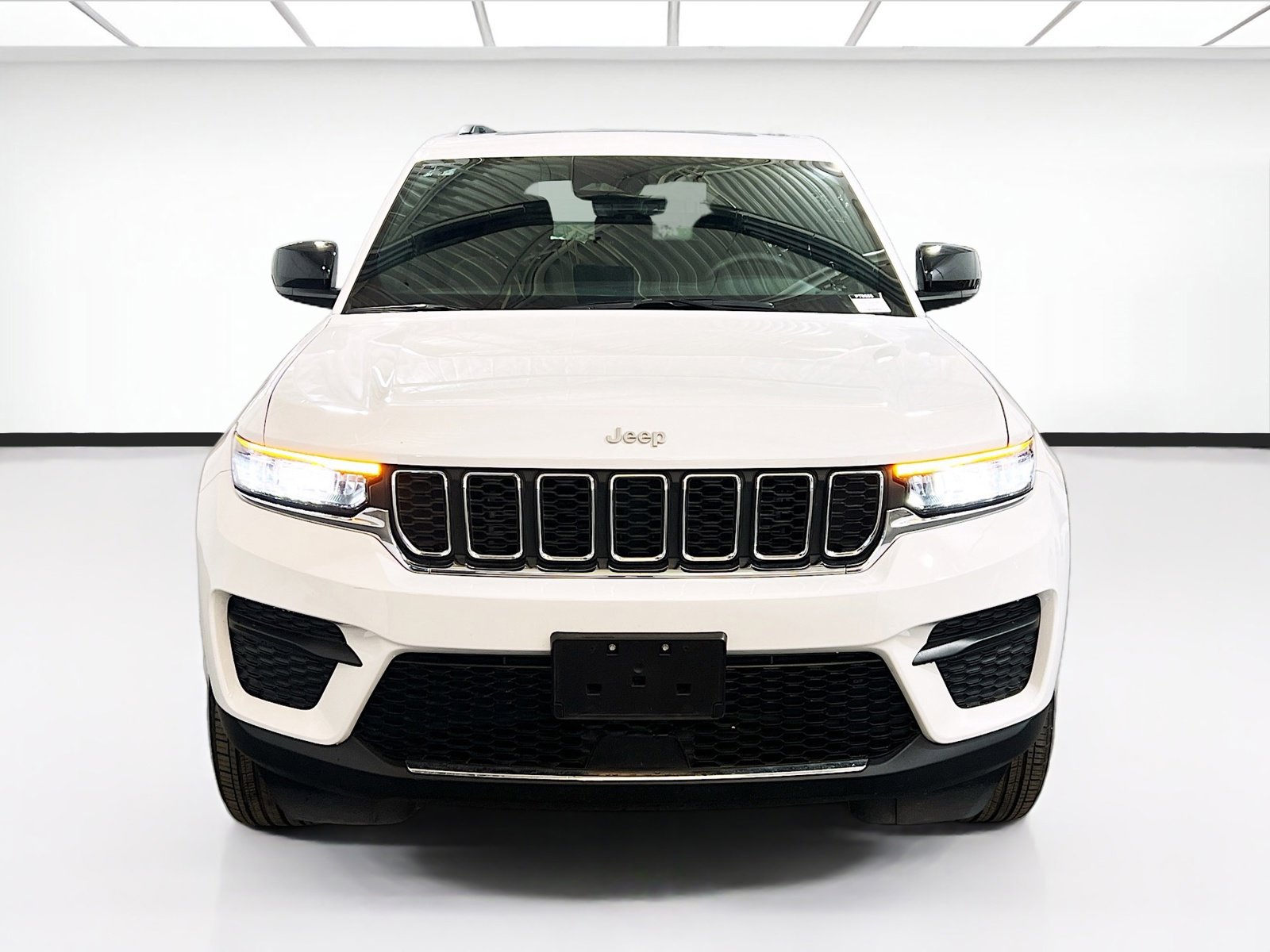 Used 2025 Jeep Grand Cherokee Laredo X RWD image 2