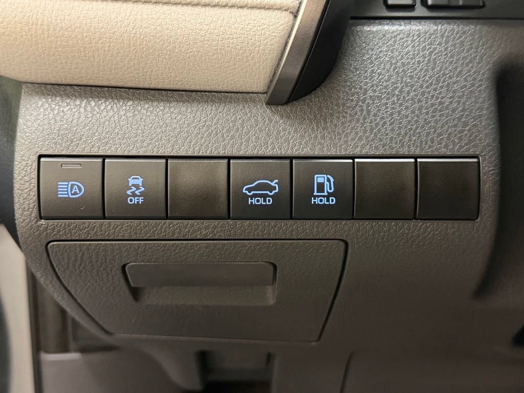 Used 2022 Toyota Camry SE FWD image 16