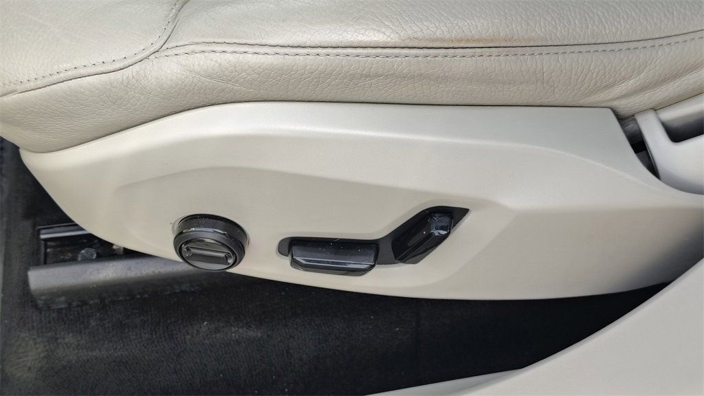 Used 2022 Volvo XC90 T5 Momentum w/ Climate Package image 11