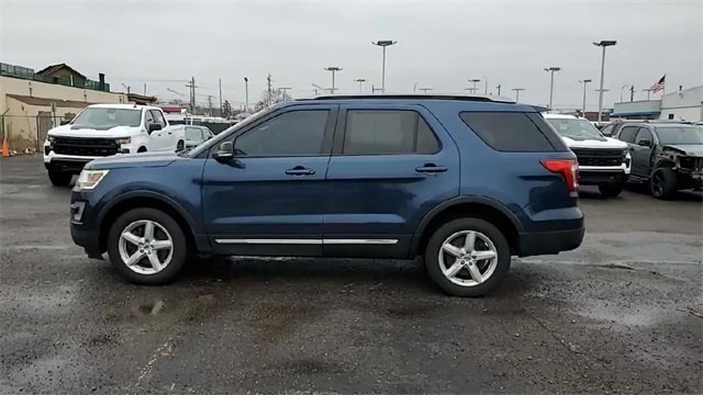 Used 2017 Ford Explorer XLT w/ Equipment Group 202A image 5