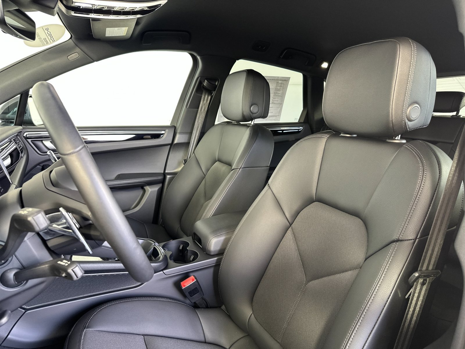 Certified 2026 Porsche Macan AWD/4WD image 5