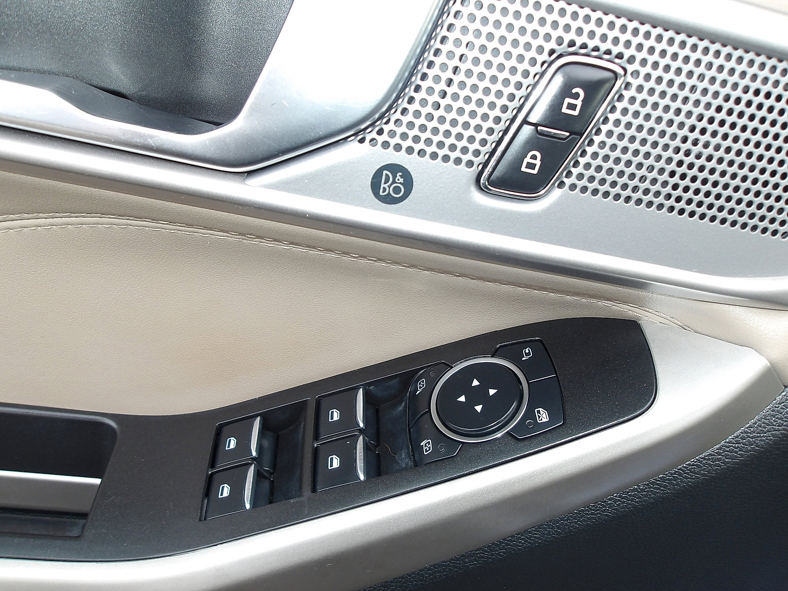 Used 2023 Ford Explorer Limited image 16