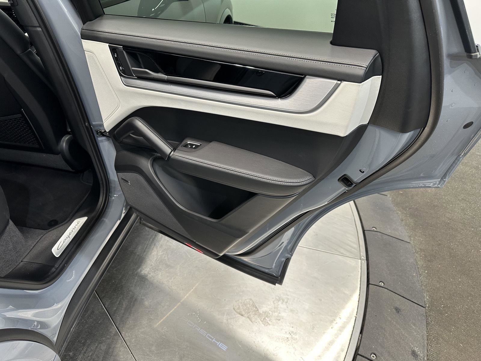 Certified 2025 Porsche Cayenne Coupe image 39