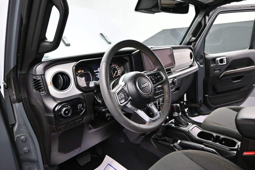 Used 2024 Jeep Wrangler Unlimited Sahara w/ Technology Group AWD/4WD image 10
