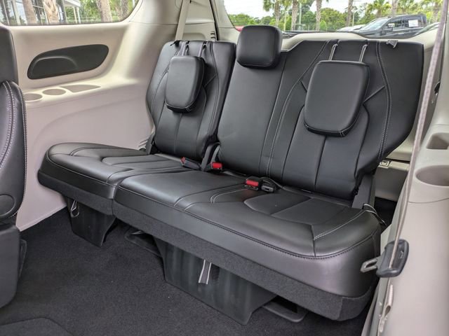 Used 2024 Chrysler Pacifica Touring-L AWD/4WD image 18