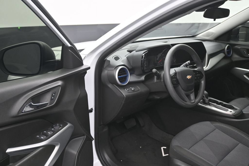 Used 2026 Chevrolet Trax LS FWD image 11