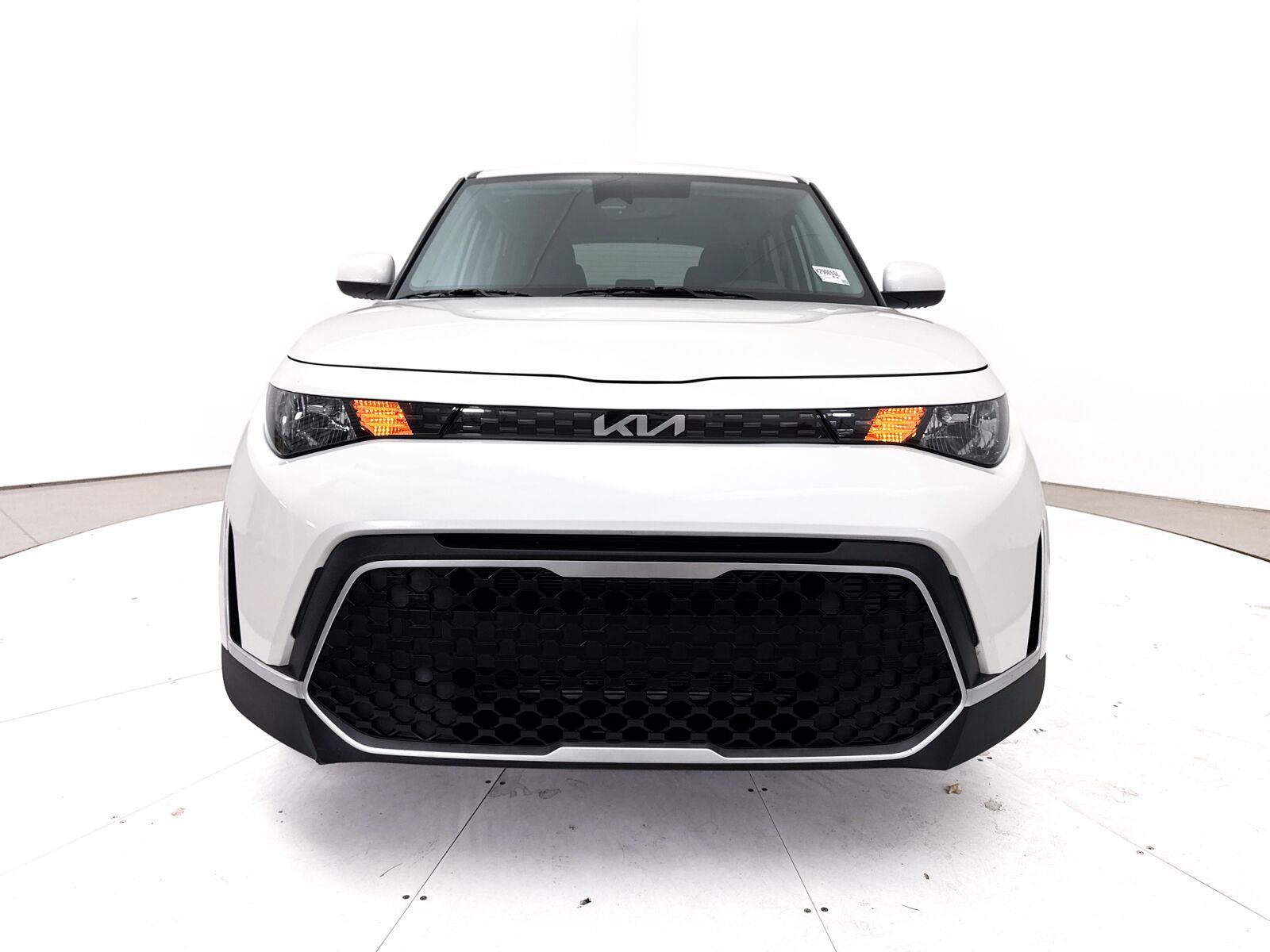 Used 2025 Kia Soul LX w/ LX Technology Package FWD image 12