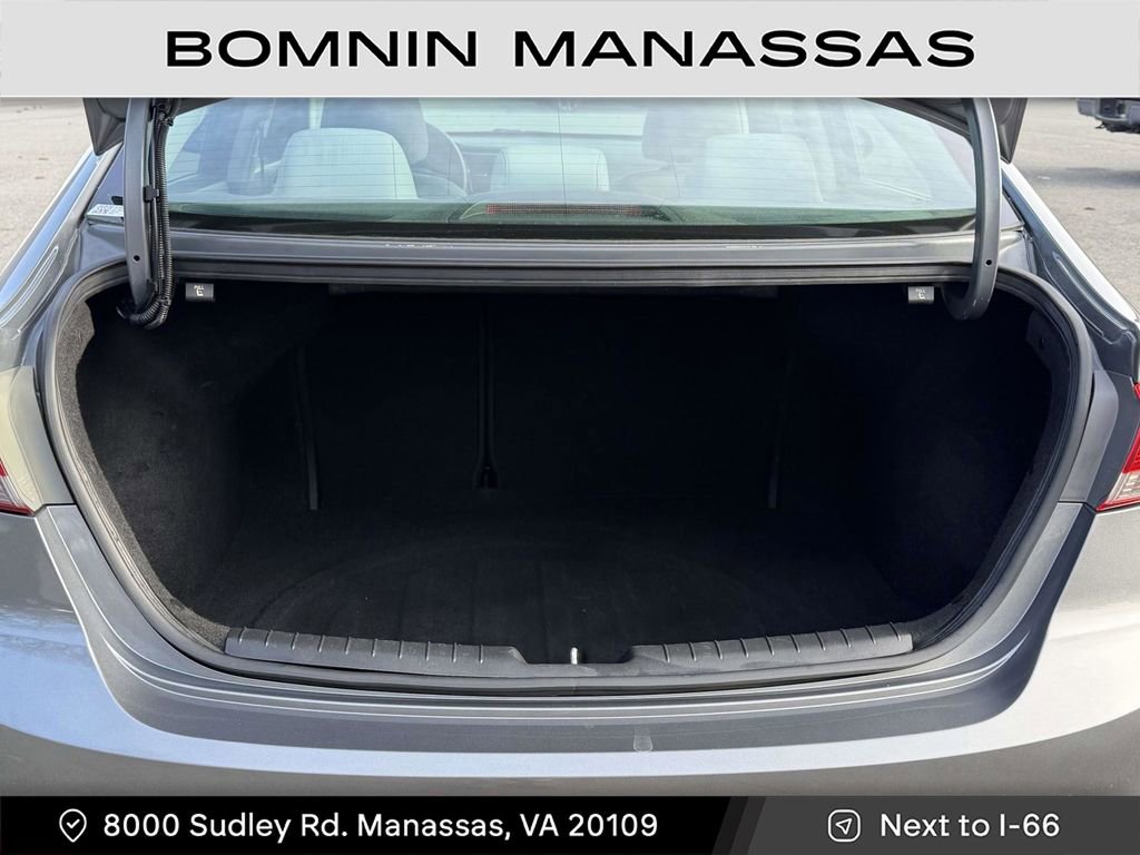 Used 2017 Hyundai Elantra SE image 11