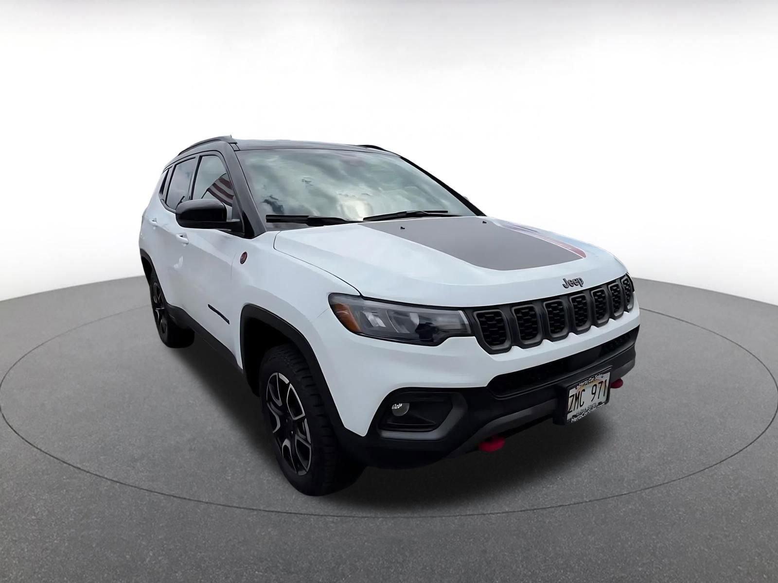 Used 2025 Jeep Compass Trailhawk AWD/4WD image 3