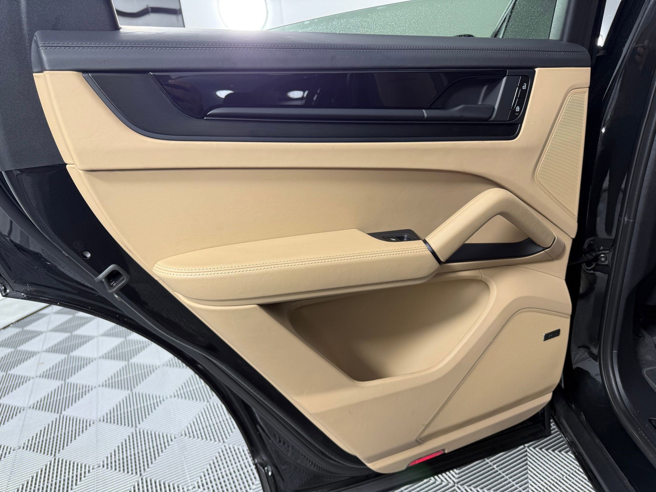 Used 2025 Porsche Cayenne GTS image 28