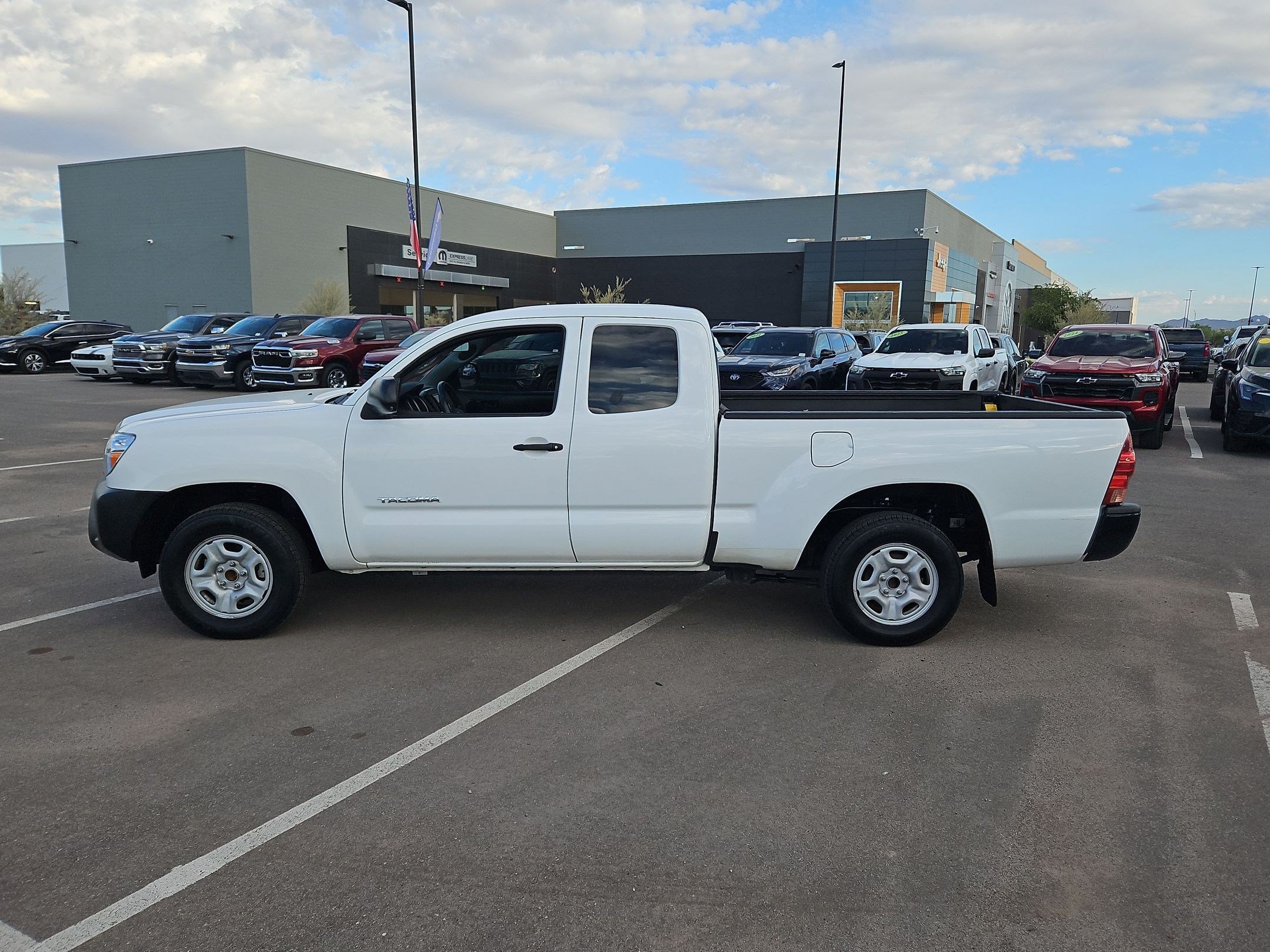 Used 2015 Toyota Tacoma 2WD Access Cab w/ Convenience Package image 2