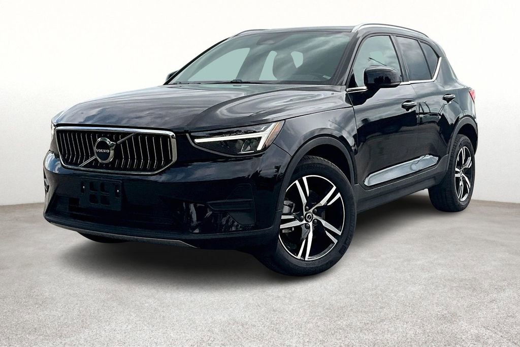 Used 2024 Volvo XC40 B5 Core AWD/4WD image 1