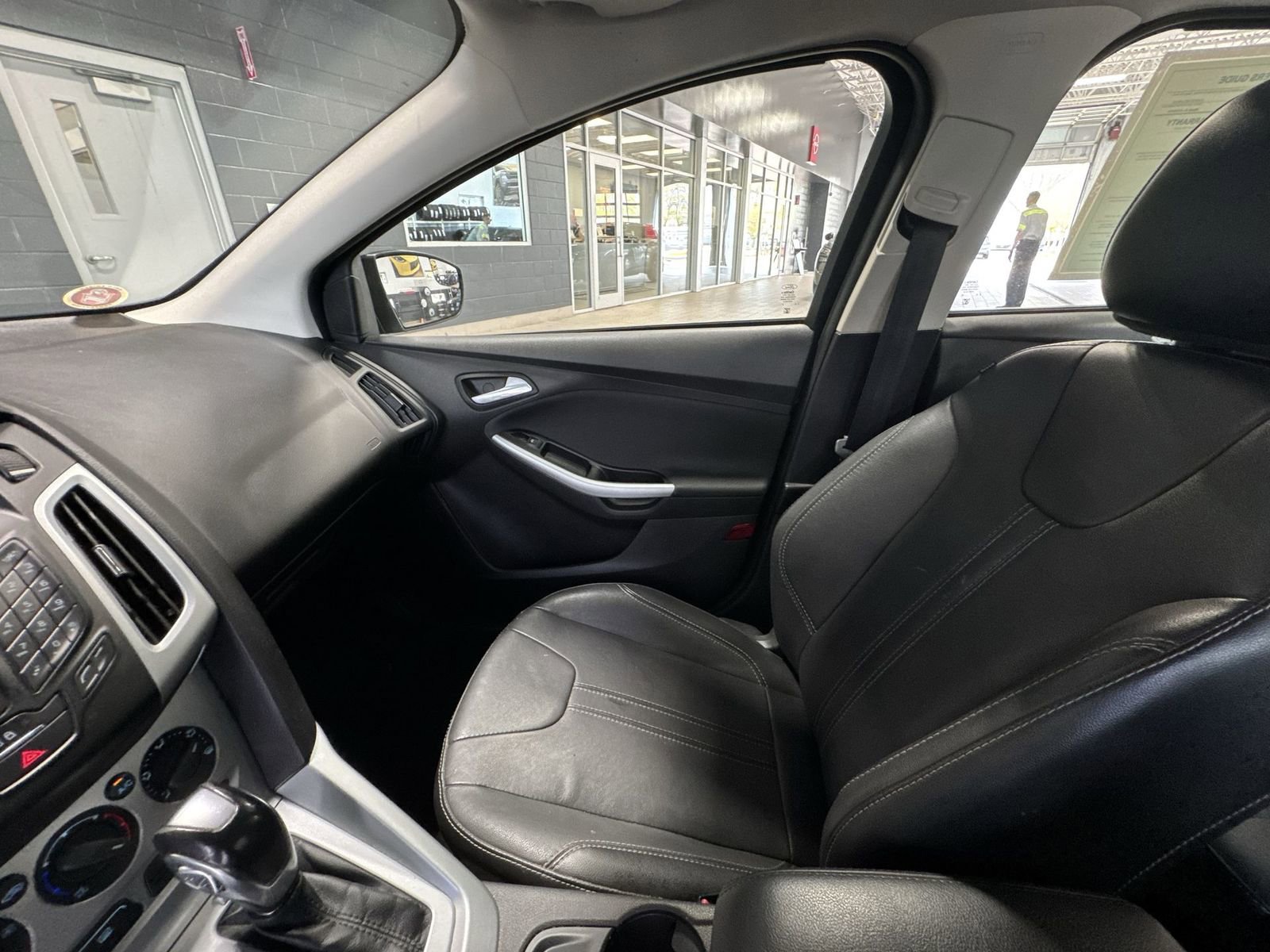 Used 2014 Ford Focus SE w/ Equipment Group 201A FWD image 3