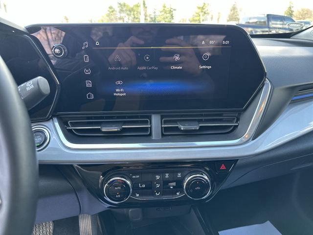 Used 2024 Chevrolet Trax LT w/ Sunroof Package FWD image 14