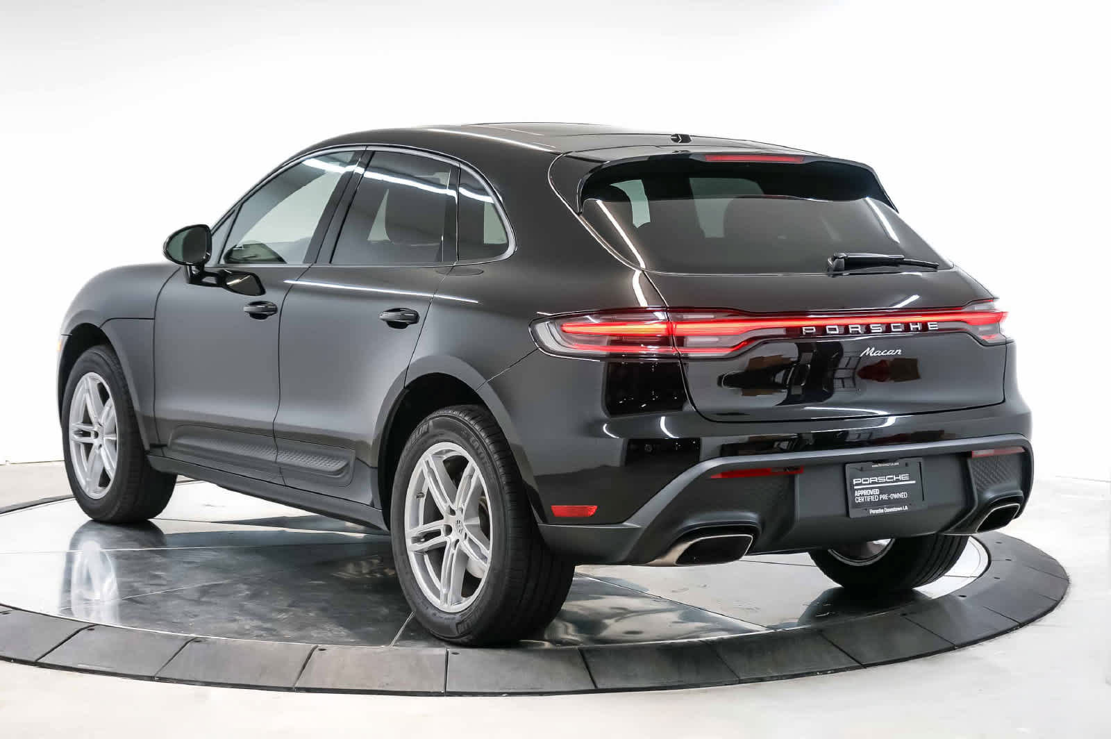 Certified 2026 Porsche Macan AWD/4WD image 3
