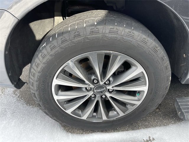 Used 2017 Lincoln Navigator Select image 2