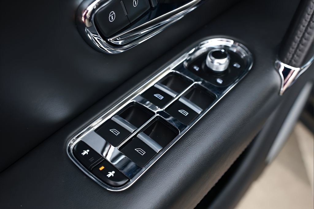 Used 2020 Bentley Bentayga Design Series image 29