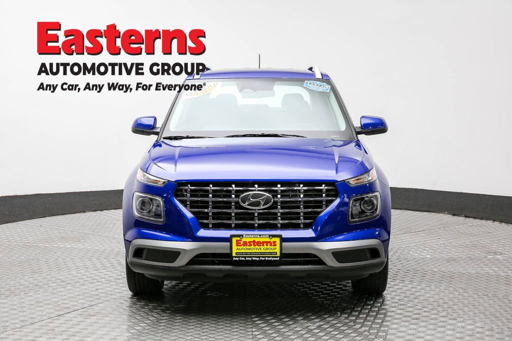 Used 2023 Hyundai Venue SEL image 2