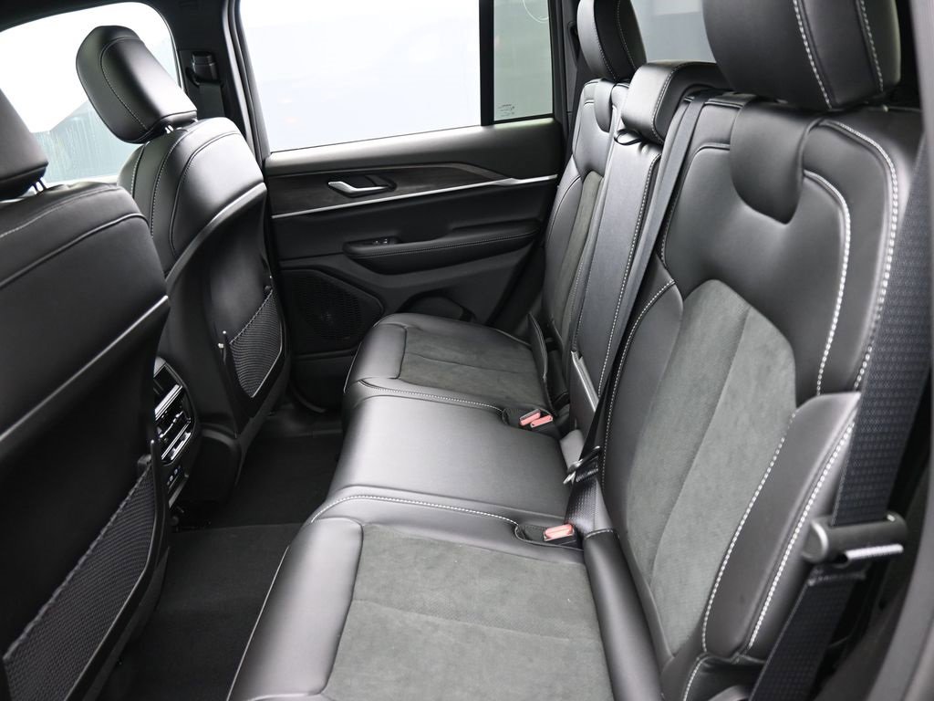 New 2026 Jeep Grand Cherokee Laredo image 12