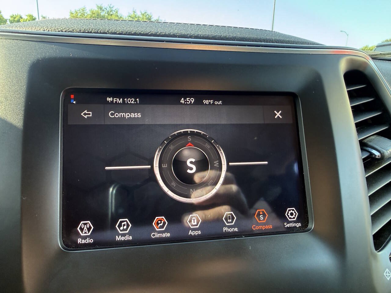 Used 2019 Jeep Cherokee Latitude w/ Popular Appearance Group FWD image 27