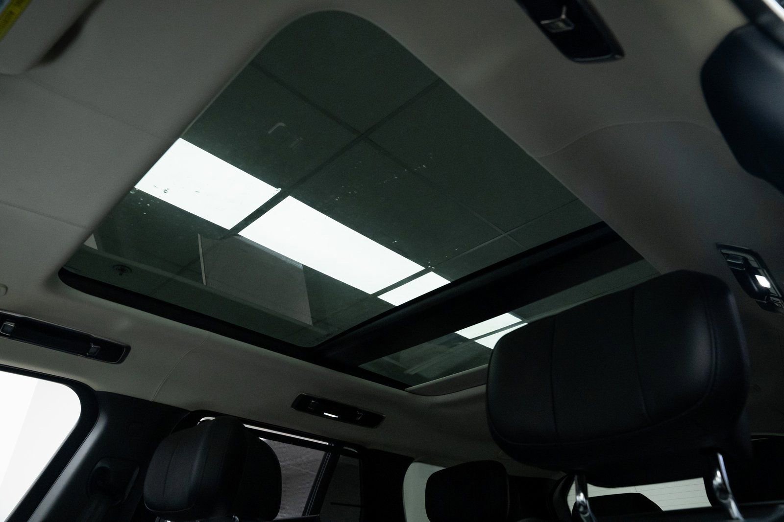 Used 2025 Land Rover Range Rover Autobiography image 16