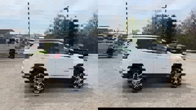 Used 2022 Jeep Compass Latitude w/ Sun and Sound Group image 9