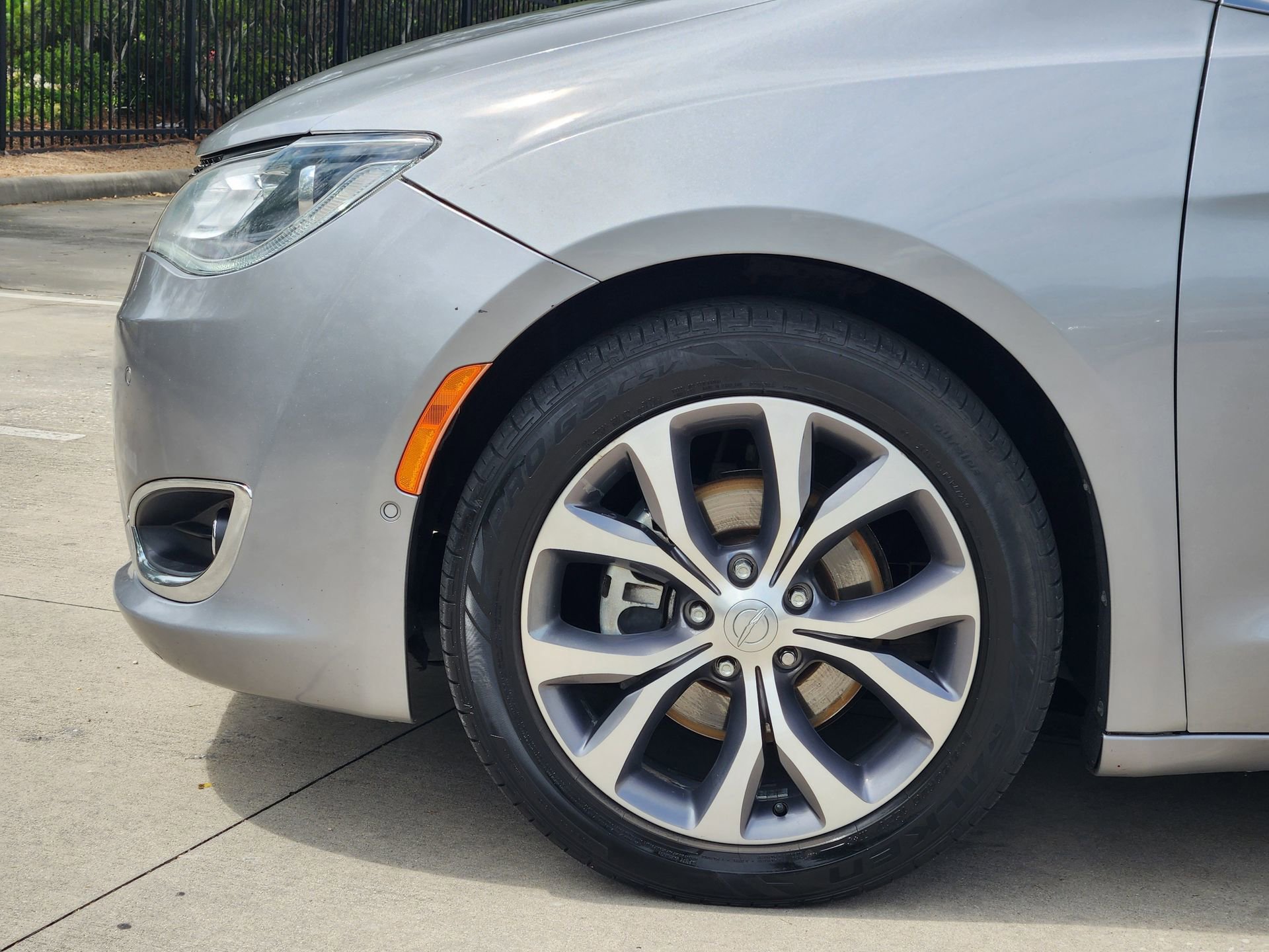 Used 2019 Chrysler Pacifica Limited w/ Tire & Wheel Group image 9