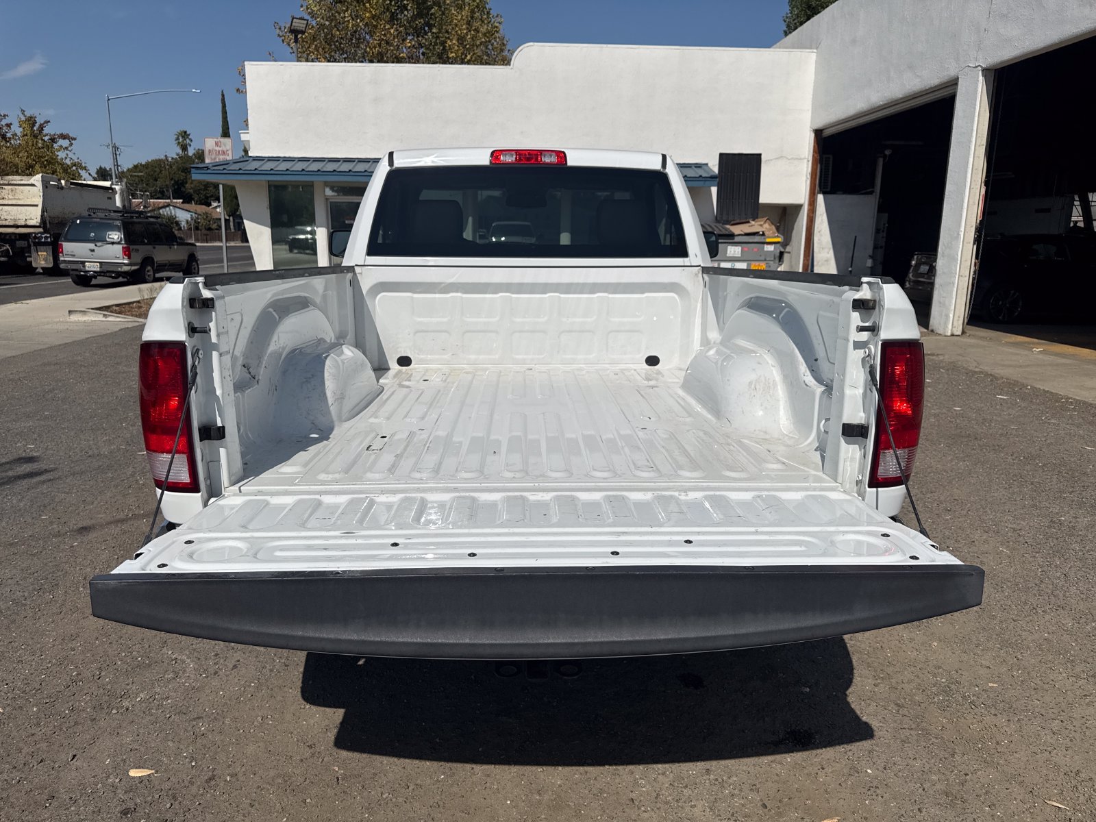 Used 2018 RAM 1500 Tradesman w/ Chrome Appearance Group RWD image 23