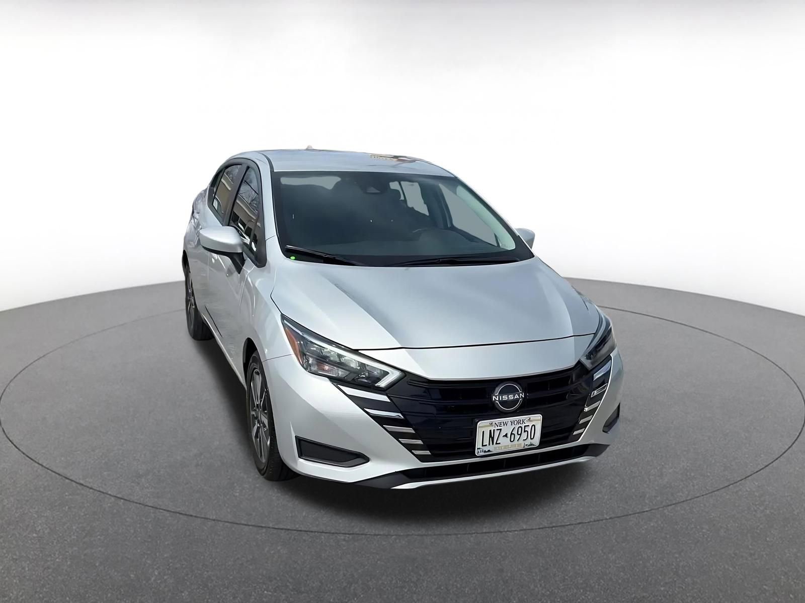 Used 2025 Nissan Versa SV image 3