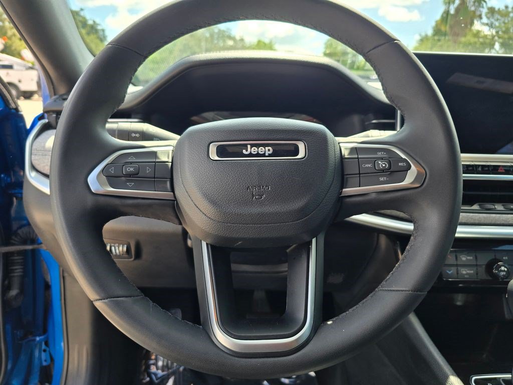 Used 2023 Jeep Compass Latitude w/ Sun and Sound Group AWD/4WD image 17