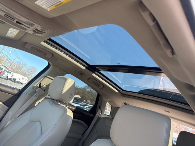 Used 2016 Cadillac SRX Luxury image 2