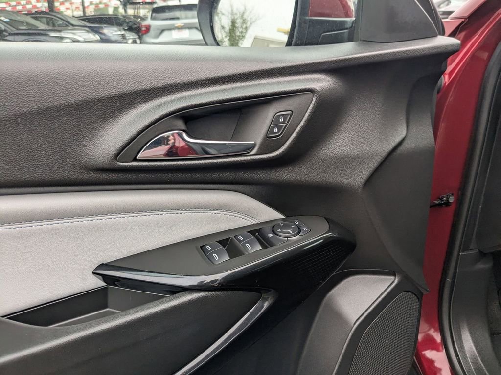 Used 2025 Chevrolet Trax LT w/ LT Convenience Package FWD image 14