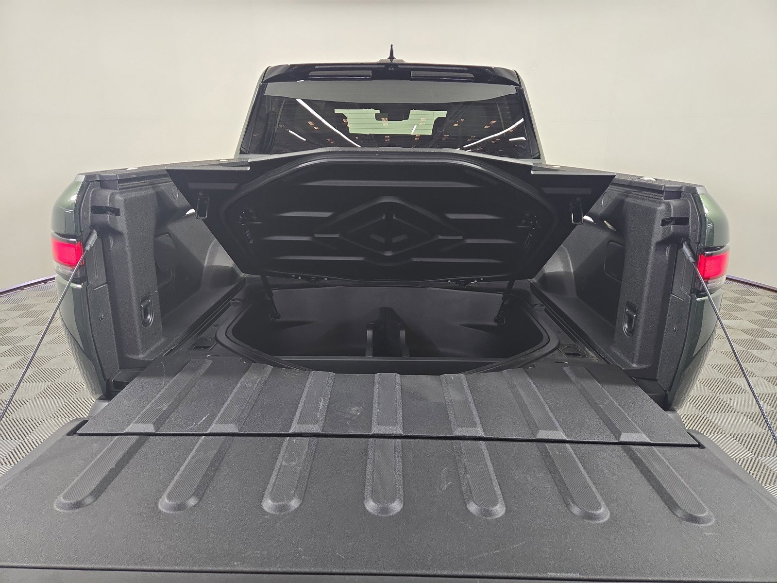 Used 2025 Rivian R1T Adventure image 15