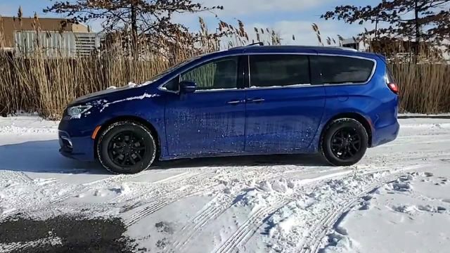 Used 2021 Chrysler Pacifica Touring-L FWD image 4