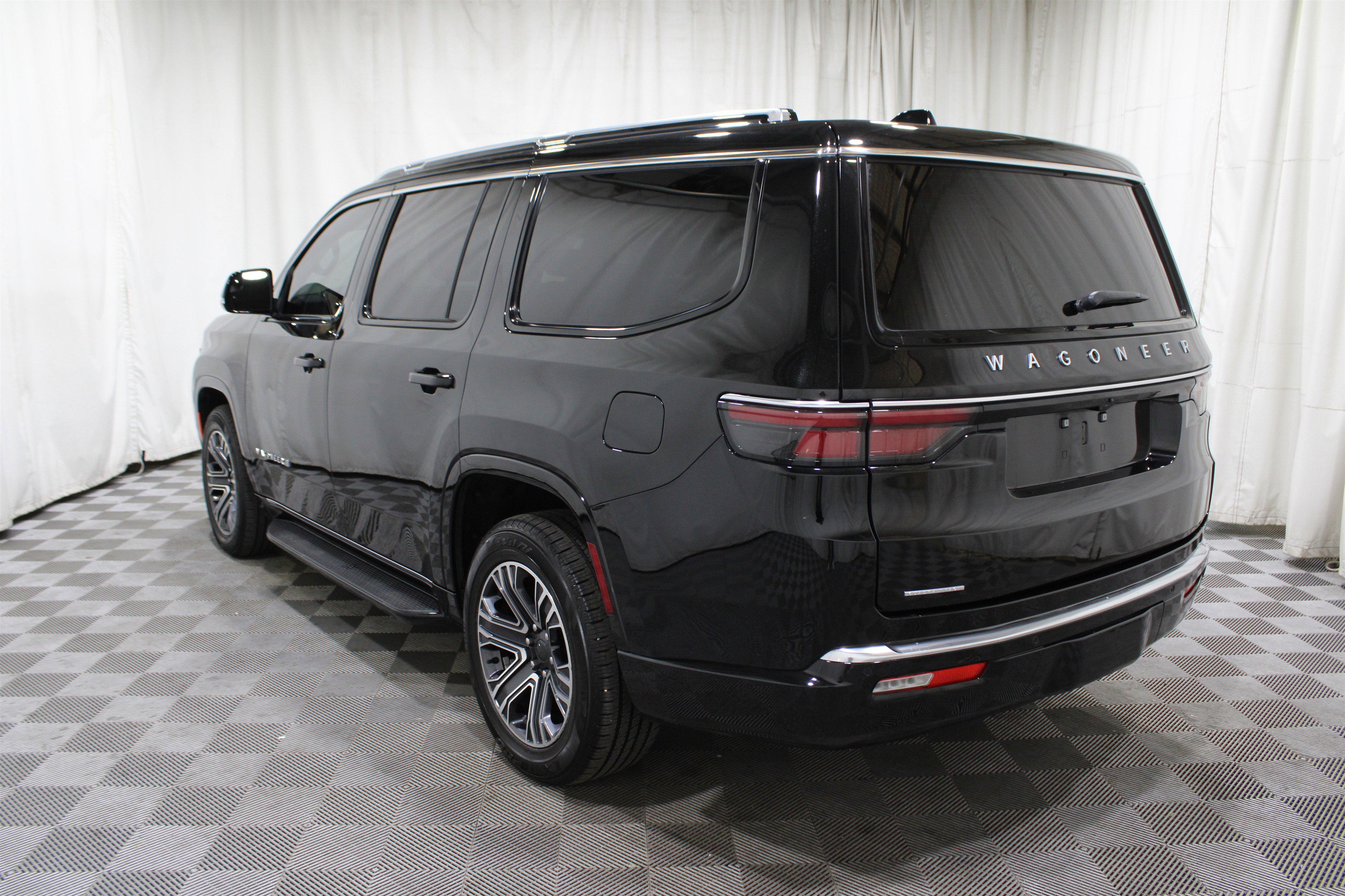 Used 2023 Jeep Wagoneer 4WD w/ Premium Group I image 38