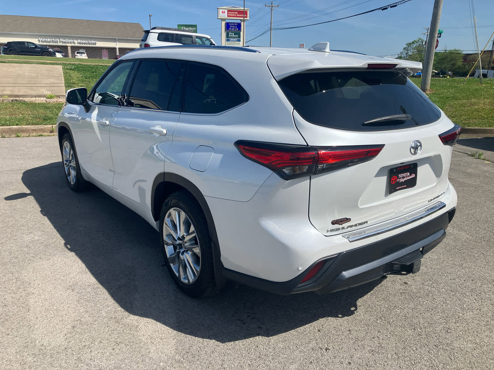 Used 2023 Toyota Highlander Limited image 5