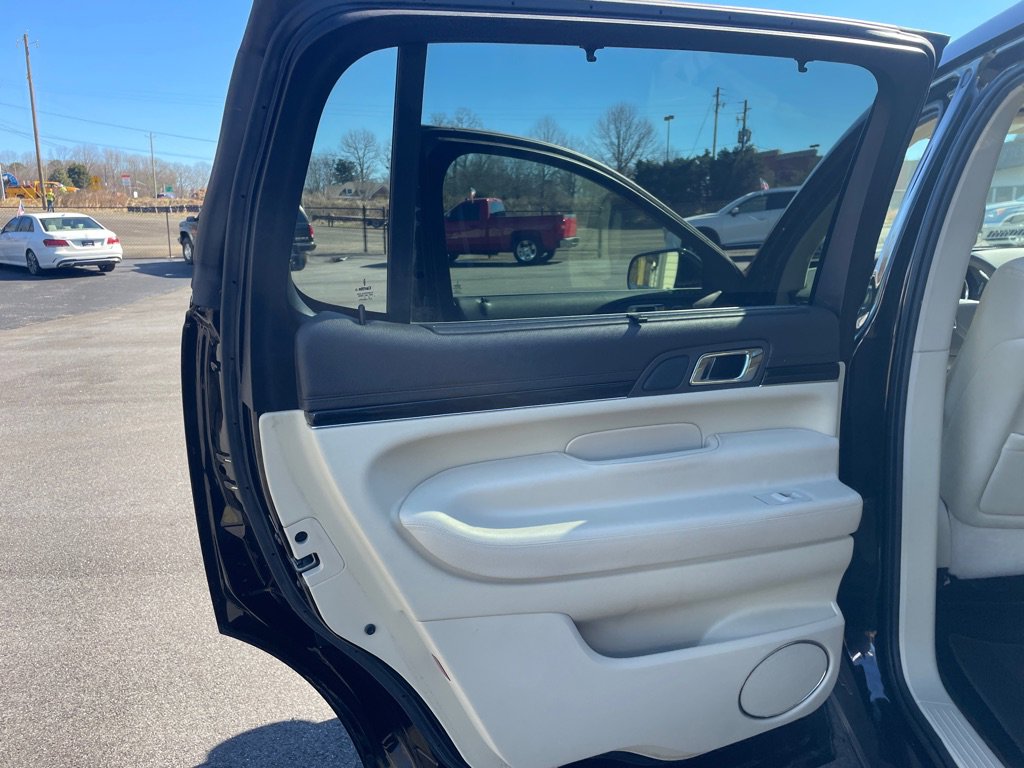 Used 2019 Lincoln MKT AWD image 17