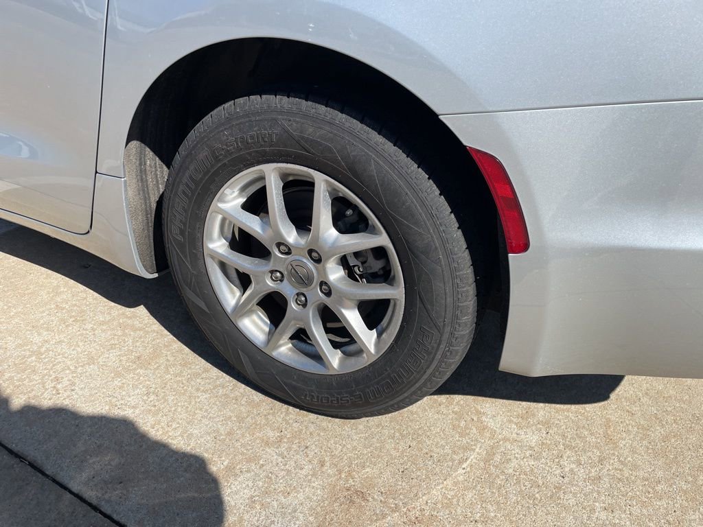 Used 2023 Chrysler Pacifica Touring-L image 4