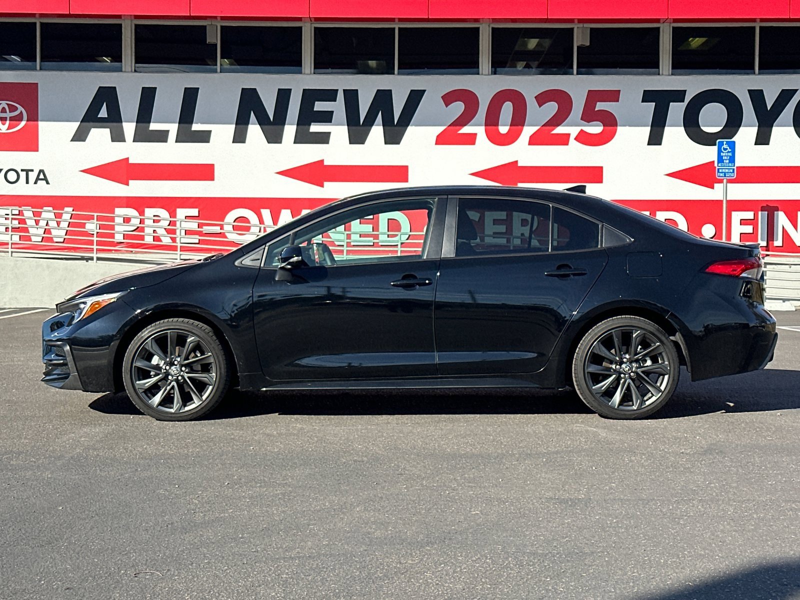 Used 2025 Toyota Corolla SE image 2