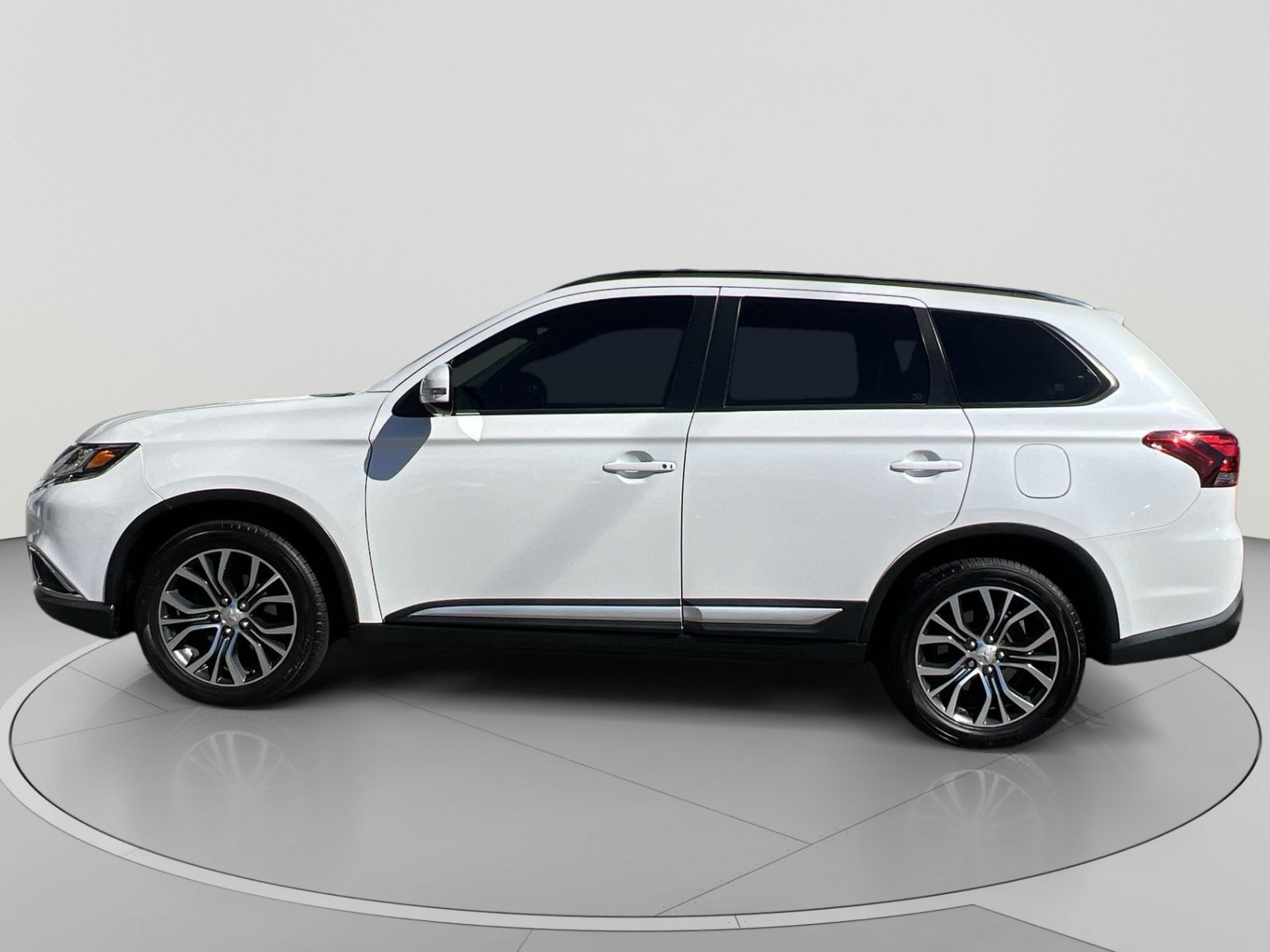Used 2016 Mitsubishi Outlander SE AWD/4WD image 2