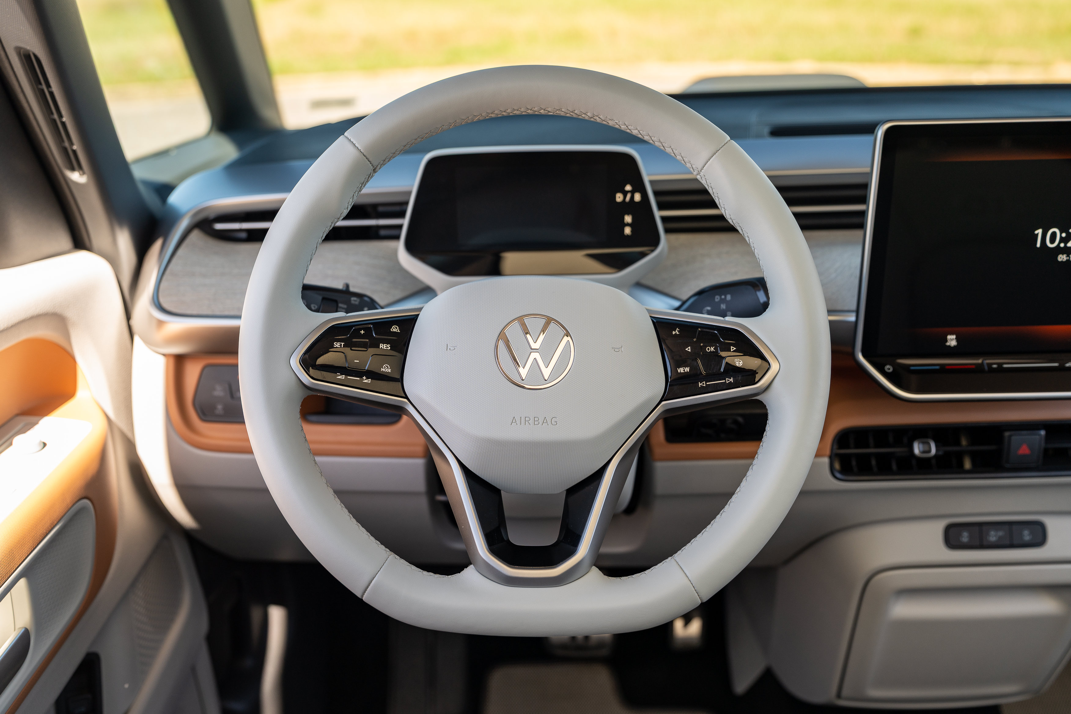Used 2025 Volkswagen ID. Buzz Pro S Plus w/ Cupholders Package RWD image 31