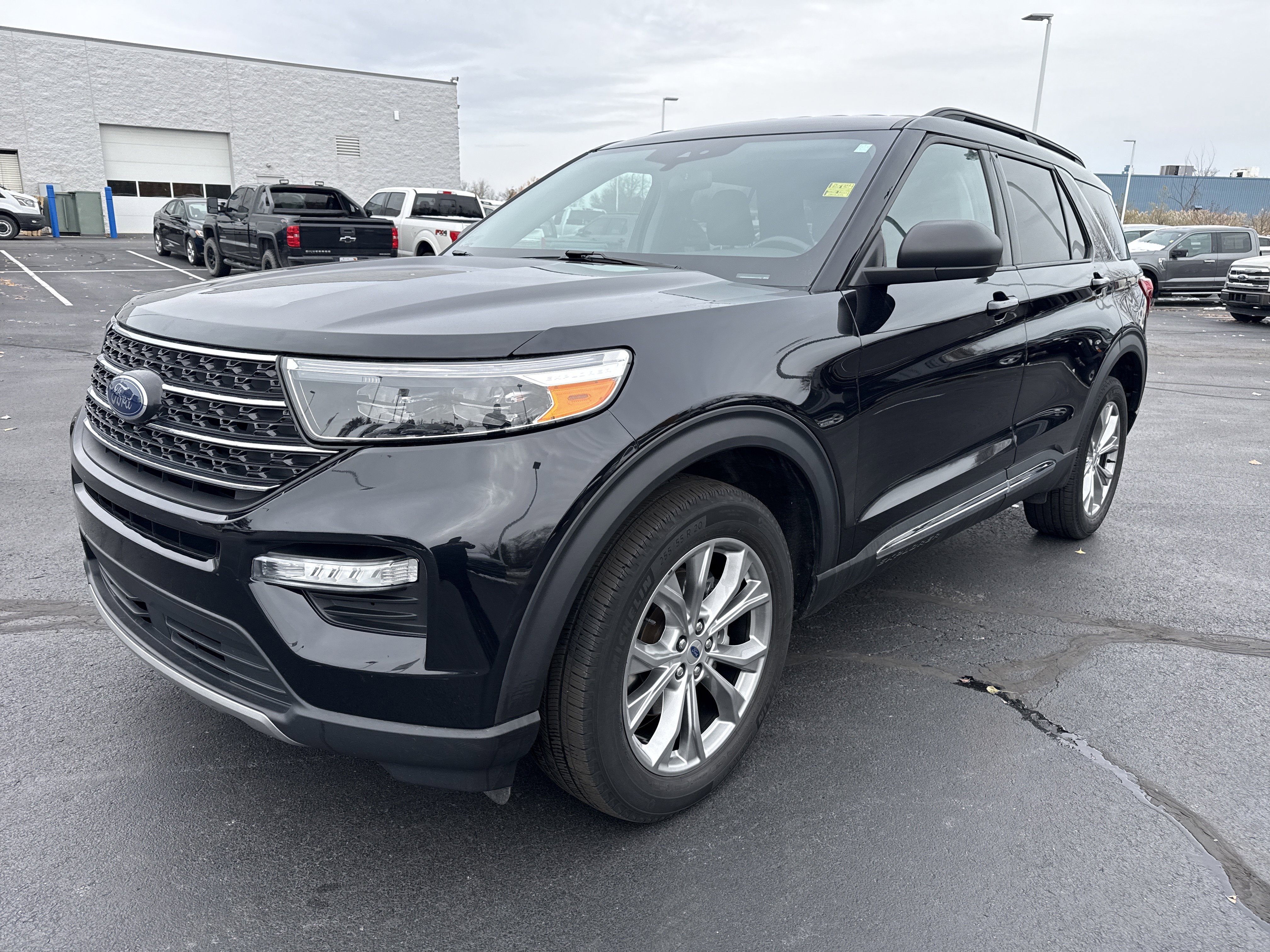 Used 2022 Ford Explorer XLT w/ Equipment Group 202A image 2