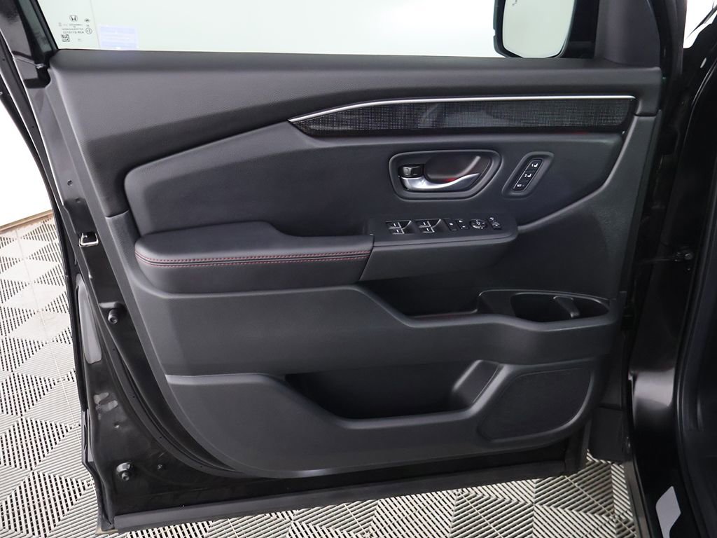 Certified 2025 Honda Pilot Black Edition image 29