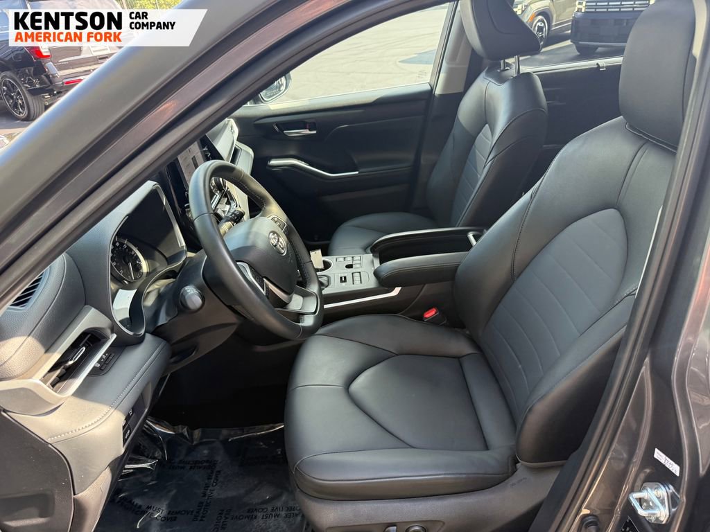 Used 2025 Toyota Highlander XLE image 35